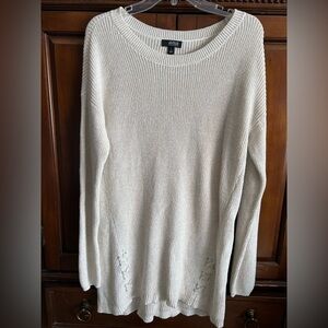 💛🤍EUC- A.N.A WHITE SWEATER WITH LIGHT GOLD SPARKLE SZ L💛🤍